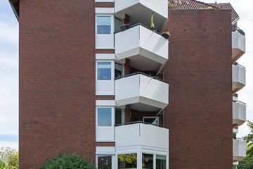 Weitansicht eines Gebäudes mit sanierten strahlendweißen Balkonen