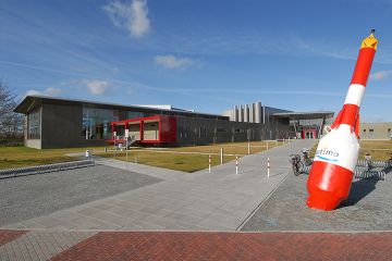 Weitansicht des nautimo in Wilhelmshaven mit einer Wegweisenden Boje im Vordergrund