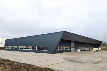 Die antrazitfarbene Produktionshalle des Automatenherstellers Rösler in Sande