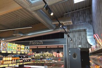 Der geräumige Supermarkt Mix Markt von Innen