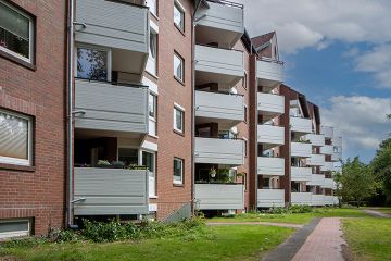 Rückseite eines Gebäudes mit sanierten strahlendweißen Balkonen