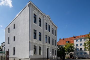 Seitenansicht des sanierten detailreichen gebäudes