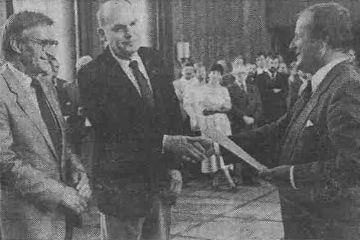 Zwei Männer schütteln sich bei der Preisvergabe der Stadtbildpreise die Hand