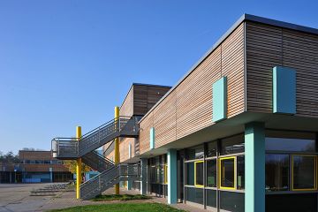 Seitenansicht auf den modernen freundlichen Gebäudekomplex der IGS Wilhelmshaven