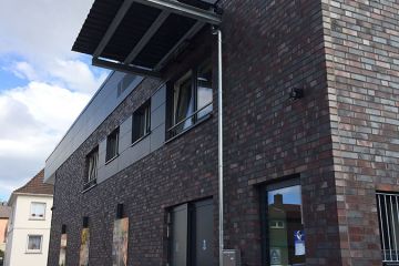 Hintereingang des Supermarktes Mix Markt