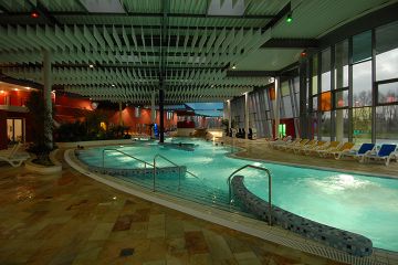 Das beleuchtetes Entspannungsbecken mit Fliesen in verschiedenen Blautönen im Erlebnisbad nautimo in Wilhelmshaven