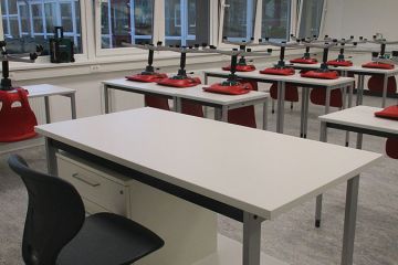 Unterrichtsraum der OBS Hohenkirchen mit feuerroten Drehstühlen