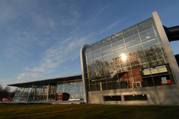 Eine gläserne Kuppel sowie eine Glasfront bilden die Fassade des Erlebnisbads nautimo in Wilhelmshavem