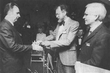 Willfried Kniffka, Architekt Heiko Iwersen und Bauleiter Hans-Peter Niehus bei der Schlüsselübergabe des Seniorenzentrum Nord 1989