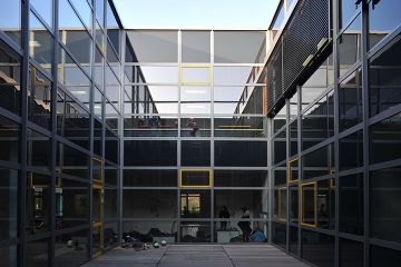 Ein kleiner, gläserner Innenhof inmitten des Gebäudekomplexes der IGS Wilhelmshaven